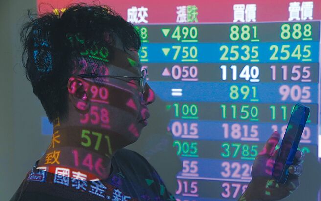 台积电股价连日下跌，昨日收盘下跌13.5元，收在440元，创1年半以来新低，市值跌破12兆元，至11.4兆元。面对台积电法说会预计在7月14日召开，知名半导体分析师陆行之昨在脸书发文点出投资人现在最关心的、明后年营收年复合成长是否下修等四大议题。（中央社）