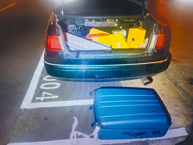 桃園楊姓女子透過「小雞上工」APP找來2名19歲工讀生，「假綁架」黃姓女友裝入大行李箱，丟進後車廂，計畫要到戶政事務所求婚。（翻攝照片／蔡依珍桃園傳真）