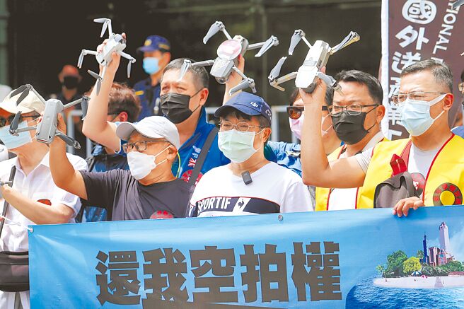 「313反不平等空域联盟」4日前往交通部前陈情，要求「还我空拍权」。他们提出自然人可申请夜间飞航，及持有证照者届期换证不重考2大诉求。（黄世麒摄）
