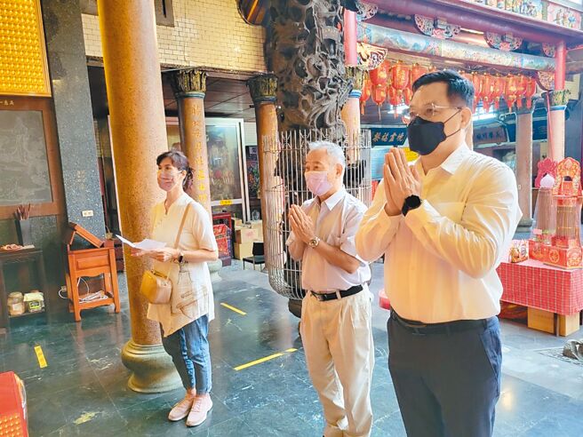 国民党新竹市长参选人林耕仁4日勤走庙宇行程，接连到代天府等4座信仰中心参拜祈福。（林耕仁提供／陈育贤新竹传真）