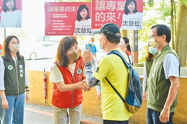民进党新竹市长参选人沈慧虹（左二）辞去副市长首日立即投入选举行程，到十八尖山向运动的市民拜票。（民进党提供／陈育贤新竹传真）