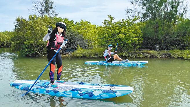 台南北門雙春濱海遊憩區推動「SUP立式划槳」水上活動，試體驗的學員給予正面回饋。（張毓翎攝）