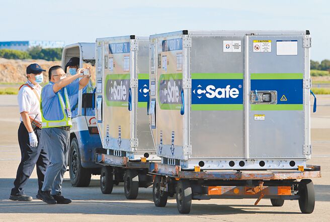 台北市第19期新冠肺炎疫苗接種登記系統，將於5、6日上午9時至下午5時開放預約，11至17日接種，此次新增Novavax疫苗2萬5762劑，提供18歲以上成人預約。圖為首批Novavax疫苗50.4萬劑在6月30日運抵桃園國際機場。（本報資料照片）