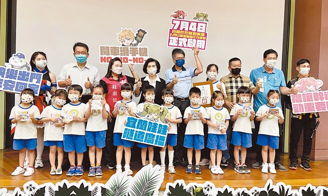 宜兰县国道5号雪山隧道与苏花改隧道，4日正式启用「宜兰娃娃音」道安宣导广播，盼藉由可爱的娃娃音提醒用路人注意安全驾驶。（吴佩蓉摄）