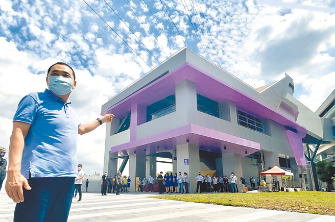 新北市长侯友宜表示，机捷泰山站北侧出入口对于未来塭仔圳的发展有非常重要的地位。（吕健豪摄）