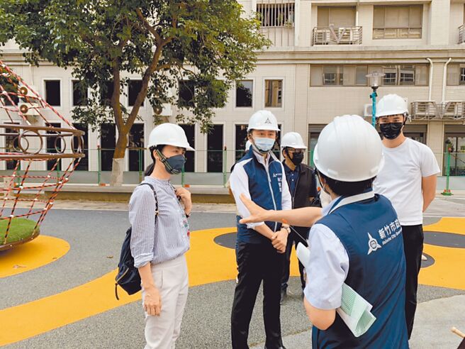 新竹市進擊的公園2.0計畫改建的和平公園，預計於月底啟用，市長林智堅（左二）4日前往了解公園設施整備情形。（陳育賢攝）