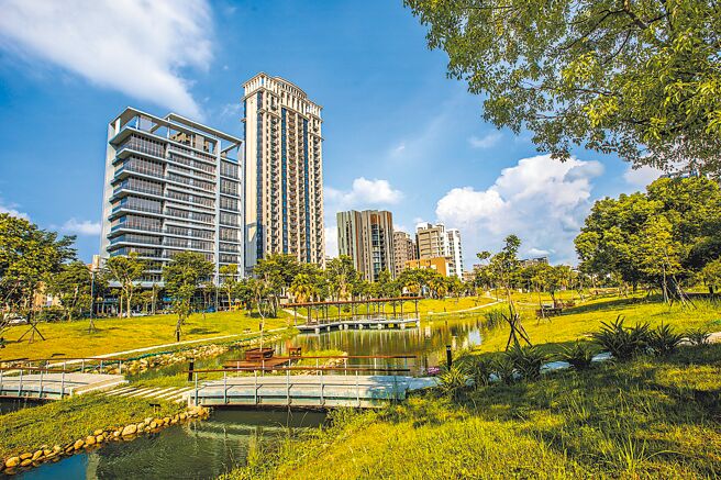新竹县府在竹北市东区兴建公园等基础建设，吸引眾多科技工作者迁住，让竹北市所得总额平均数和中位数成「全国双冠王」。（罗浚滨摄）