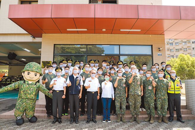 国军将与台中市政府联手防疫，支援COVID-19工作，4日在黎明消防分队举行启动典礼，提升防疫量能及救护品质。（台中市政府提供／张妍溱台中传真）