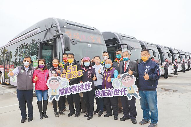台南市政府積極推動低碳城市，市長黃偉哲也要求由公共運輸帶頭示範落實低碳減排，目前全市有51輛電動公車，占全部車輛12％，無障礙公車比例提高到57％，將持續爭取中央補助，推廣電動公車到市區各主要路線。（台南市政府提供／曹婷婷台南傳真）