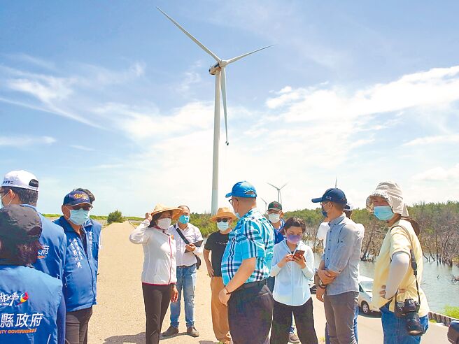 云林县政府规画箔子寮渔港景观跨桥与产业园区，带动云林西海岸发展，县长张丽善（戴斗笠者）4日前往会勘。（张朝欣摄）