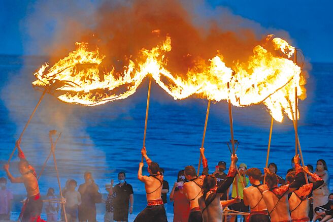 象徵祥瑞的17米長希望火龍，穿梭舞台前，照亮杉原灣。（莊哲權攝）