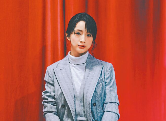 林依晨的書登上博客來「2022上半年新書暢銷榜」第一名。（聯經出版提供）