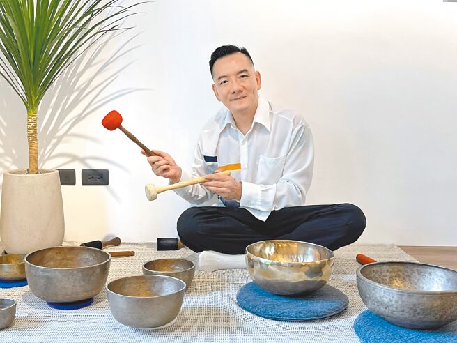 田定豐希望透過頌缽音療解決人們的壓力及焦慮。（唱戲世界娛樂提供）