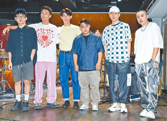 张凯喆（左起）、同理、柏霖PoLin、邱军、阿兰、Ace昨为演唱会彩排。（陈俊吉摄）