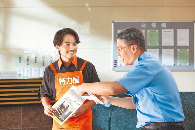特力屋全台首创「社区管家」服务，邀男星杨铭威担纲社区管家形象大使，携火红YouTuber阿翰共同主演广告片（见图），两人分别化身社区管家与大楼管理员，男星杨铭威表示，平时拍戏繁忙，很多修缮问题都由老婆方志友处理，像换灯泡、换龙头、刷油漆等统统难不倒她，甚至怀疑方志友「曾经在水电行打过工」，自己只擅长通马桶。（特力屋提供）