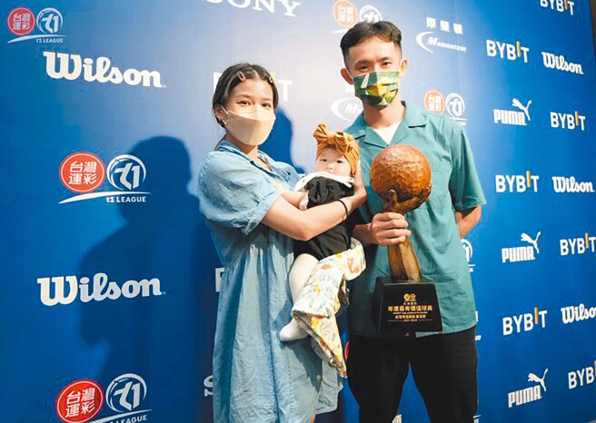 台啤英熊队蒋淯安拿下T1联盟元年年度最有价值球员，他的老婆、小孩也到场见证。（T1联盟提供）