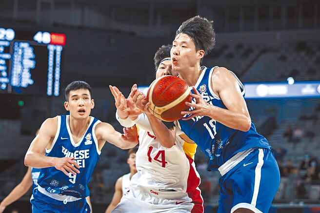 中華隊吳怡斌（右）昨天對大陸獲得10分、3籃板。（取自FIBA官網）