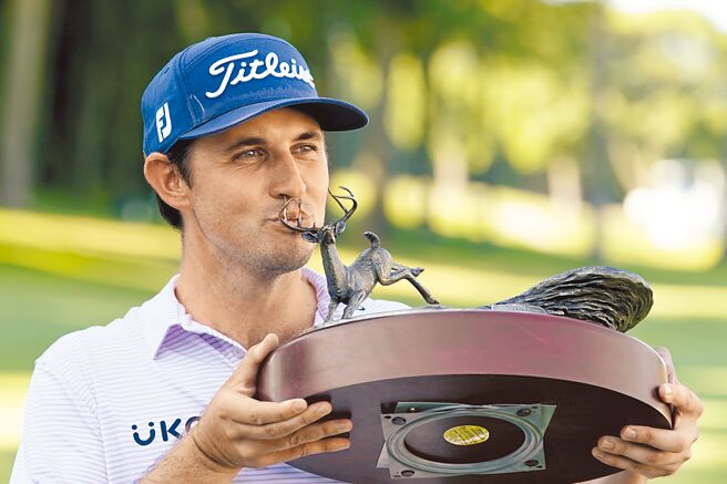 J.T.波斯顿一路领先，3杆优势夺下迪尔菁英赛冠军，也是他个人在美巡赛生涯第2冠。（美联社）