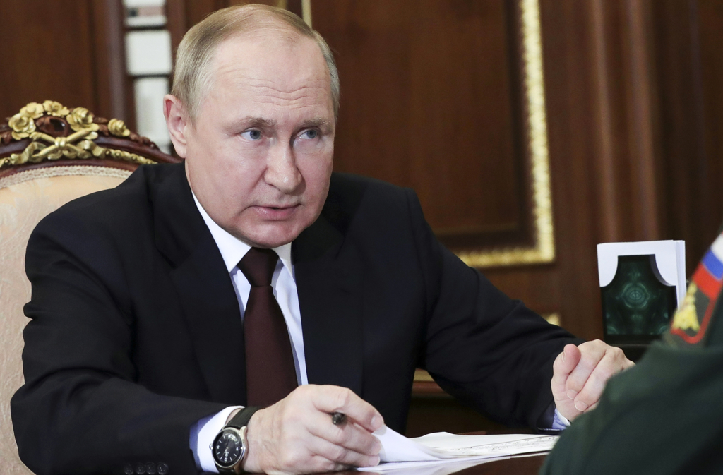 俄罗斯总统普丁7月4日在克宫聆听国防部长萧依古（Sergei Shoigu）报告的神情。（美联社）(photo:ChinaTimes)