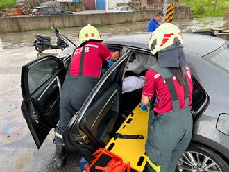 澎湖20歲男自撞護欄困駕駛座 呈瀕死性呼吸急送醫