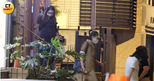 陈怡蓉下楼梯时小心翼翼，身材看起来也微微的较过去稍宽一些。（图／本刊摄影组）