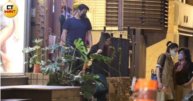 穿着平底鞋紧盯着楼梯跨步的陈怡蓉，有老公薛博仁跟在身后照护她。（图／本刊摄影组）