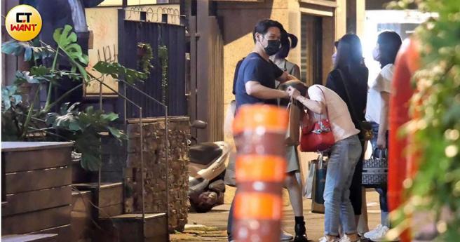 薛博仁与女性友人打闹，陈怡蓉在一旁跟其他朋友讲话。（图／本刊摄影组）