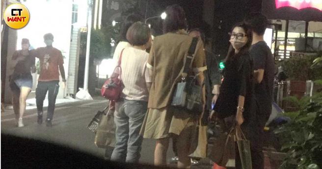 陈怡蓉站在老公身边，身形看起来较微圆润。（图／本刊摄影组）