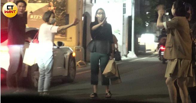 虽然有衣服遮着肚子，但腰腹间看来有点分量，陈怡蓉站在路中间跟朋友道别。（图／本刊摄影组）