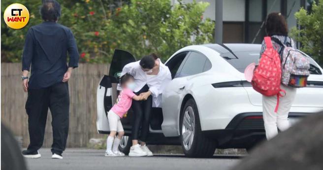 隔两天陈怡蓉与亲友有场家庭聚会，小朋友对她相当热情。（图／本刊摄影组）