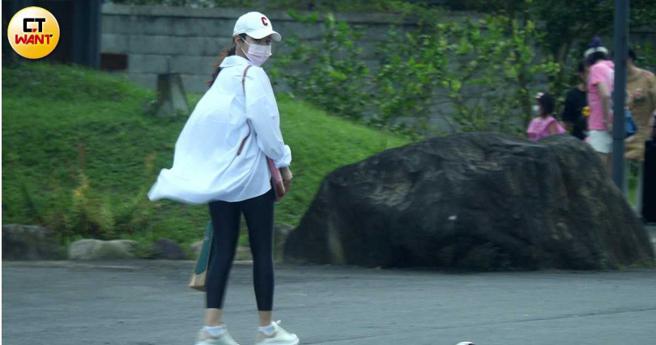 宽松的白衬衫遮掩住上半身，陈怡蓉细长美腿让她的背影看起来依旧非常纤瘦。（图／本刊摄影组）