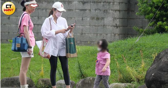 虽然宽松的白衬衫看不出身材变化，但一阵风吹来，陈怡蓉的小肚肚也现形。（图／本刊摄影组）