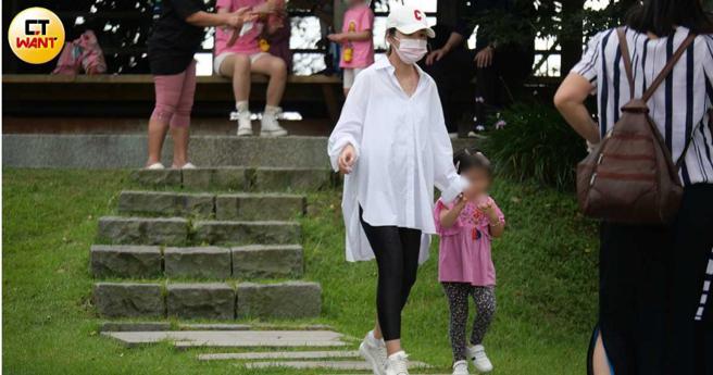 陈怡蓉走到哪都紧紧牵着女儿，母女关系非常亲密。（图／本刊摄影组）