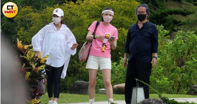 虽然行动力强动作灵活，但陈怡蓉衬衫下的小肚肚还是让人觉得她充满孕味。（图／本刊摄影组）