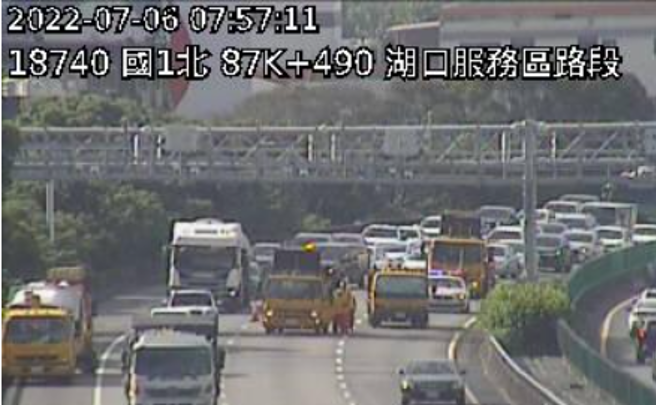 國1紫爆！新竹湖口2小自與大貨車追撞，車流回堵5公里。（圖／高公局網站）