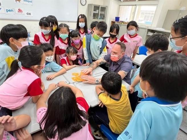 中市外师数六都第一，今年首创「外师暑假OnLine」教学。（台中市政府提供）