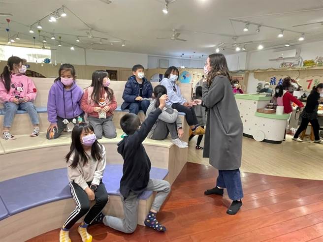 中市教育局今年暑假首创「外师暑假Online」，让学生英语不停学。（台中市政府提供）