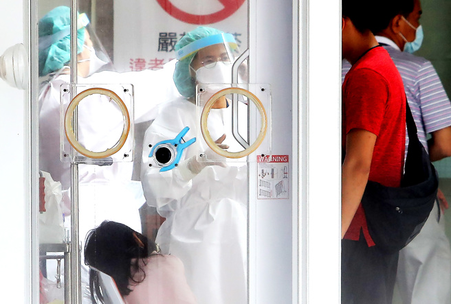 本土疫情尚未平息，家長帶著小朋友到醫院急診室就醫。（季志翔攝）