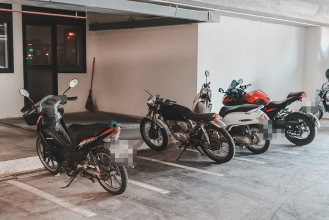 「中柱大战」！机车斜放侵占隔壁车位，遭邻居贴「自私」字条还求偿50万。(示意图/达志影像)