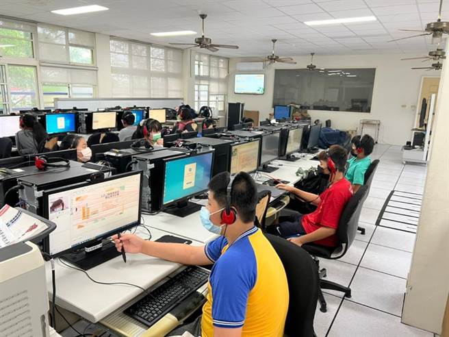 东势区成功国小—大小学伴有趣的线上互动。(台中市政府提供)