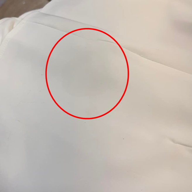 标示处为男子试穿完迷你裙后，在裙子上留下的噁心液体。（图／翻摄自爆料公社）