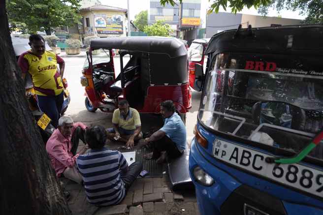 斯里兰卡破产，连原油都无法买，三轮车司机只能乾等。（图／美联社）