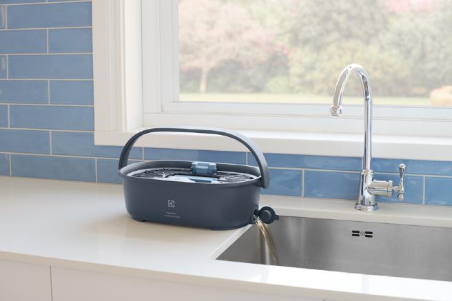 伊莱克斯全新「乾溼两用」UltimateHome极适家居900 无线溼拖吸尘器，在净污分流清洗槽使用后的污水，可直接透过侧边排水孔排出。（伊莱克斯提供）