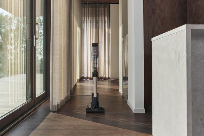 伊莱克斯全新「乾溼两用」UltimateHome极适家居900 无线溼拖吸尘器，将于8月9日前于啧啧平台抢先进行募资，活动期间享7.1折超早鸟优惠，1万9900元即可享大全配规格，另赠1000元 7-11商品卡。（伊莱克斯提供）