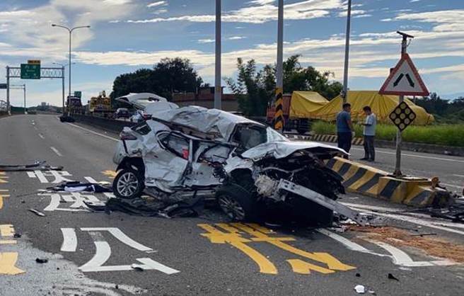 西滨公路连接香山交流道口处，上午6点多发生一起联结车与2辆自小客车相撞车祸。（新竹市消防局提供／王惠慧新竹传真）