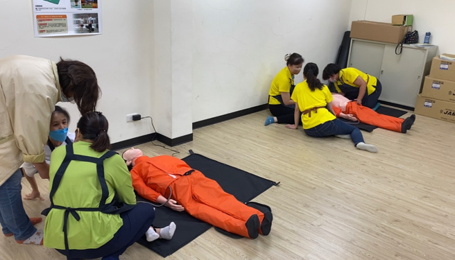 新北市政府職業訓練中心與聖約翰科技大學樂齡福祉與健康促進系合作，共同辦理「照顧服務員證照輔導班」，共有20餘位學員報名。圖為學員認真演練急救技術。(圖/聖約翰科技大學提供)