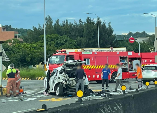西滨公路连接香山交流道口处，上午6点多发生一起联结车与2辆自小客车相撞车祸。（图／翻摄自脸书社团《西滨公路(西滨快速道路) 路况回报.追焦团.摄影作品.秘境分享》）