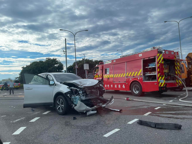 西滨公路连接香山交流道口处，上午6点多发生一起联结车与2辆自小客车相撞车祸。（图／翻摄自脸书社团《西滨公路(西滨快速道路) 路况回报.追焦团.摄影作品.秘境分享》）
