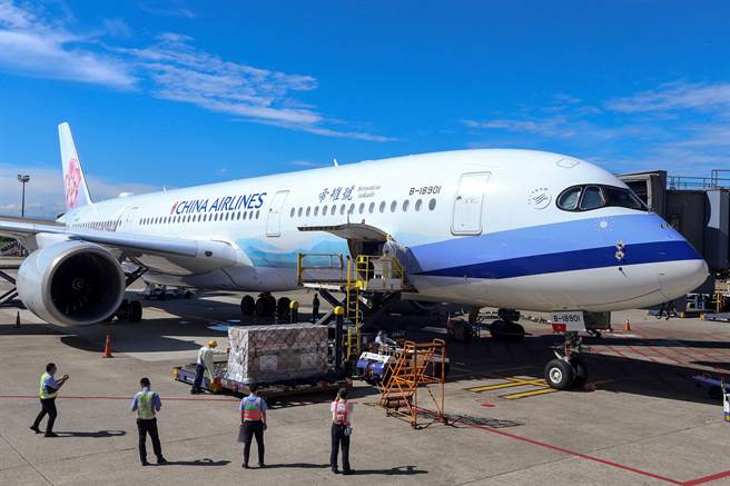 台灣購買的首批COVID-19莫德納嬰幼兒疫苗約45萬劑，6日上午運抵桃園國際機場，完成通關程序後，直接運送至指定冷儲物流中心存放，由於疫苗抵台後還需14天檢驗封緘，預計最快在21日開放施打。 （陳麒全攝）