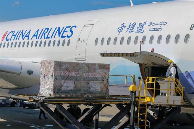 台灣購買的首批COVID-19莫德納嬰幼兒疫苗約45萬劑，6日上午運抵桃園國際機場，完成通關程序後，直接運送至指定冷儲物流中心存放，由於疫苗抵台後還需14天檢驗封緘，預計最快在21日開放施打。 （陳麒全攝）